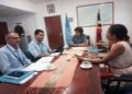 Koordenador ONU iha TL. Sr. Roy Trevedy ho nia komitiva informa ba jornalista Radio Rakambia, kona-ba planu asaun ne’ebe atu implementa iha tinan lima mai iha Timor – Leste hamutuk ho governu no Parseriu xafe dezenvolvimentu sira. Iha nia knar fatin kaikoli, Dili, Timor – Leste. (04/06/2020). Photo by: Matias Nobre.